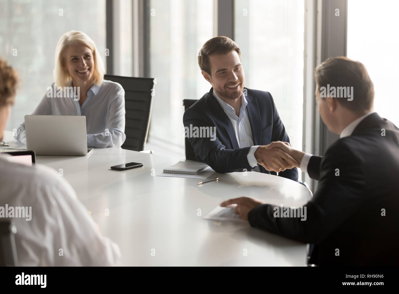 Happy Business Partner die Hände schütteln, Respekt, Treffen begrüssen zu dürfen. Stockfoto