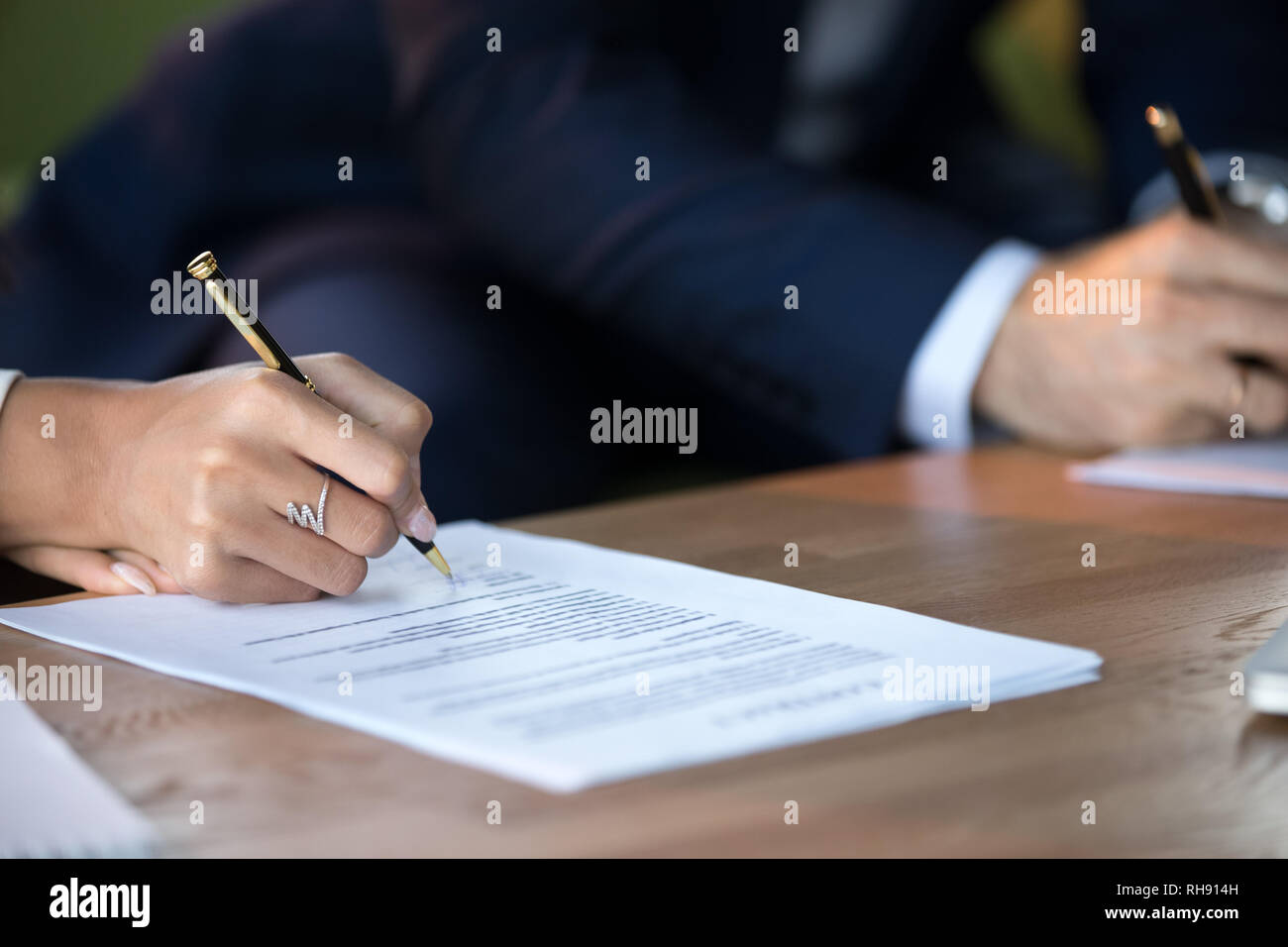 Nahaufnahme von Frau und Mann Dokument unterzeichnen Vertrag Stockfoto