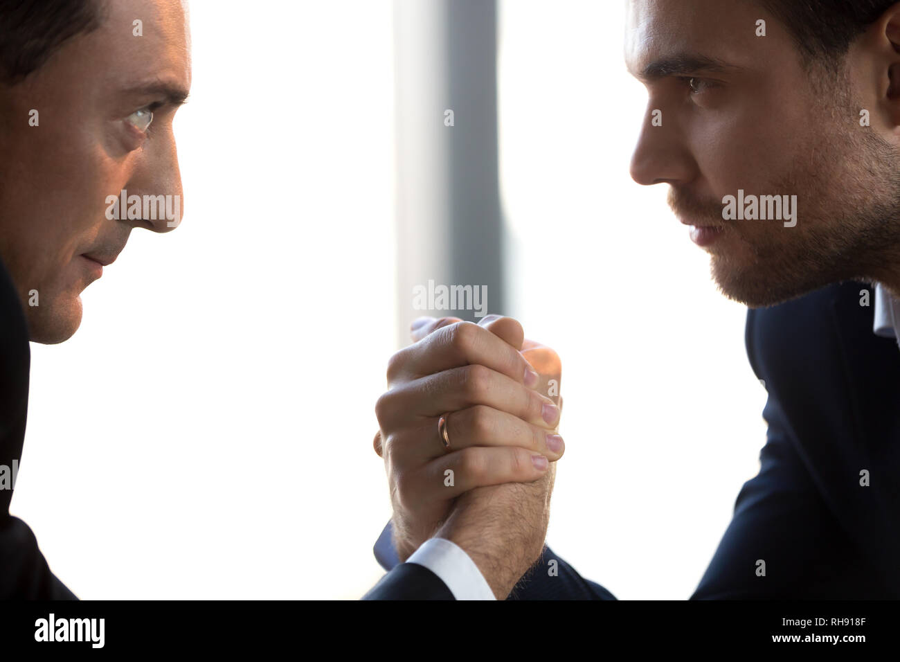 Zwei zuversichtlich Unternehmer konkurrieren Armdrücken in Augen, Nahaufnahme Stockfoto