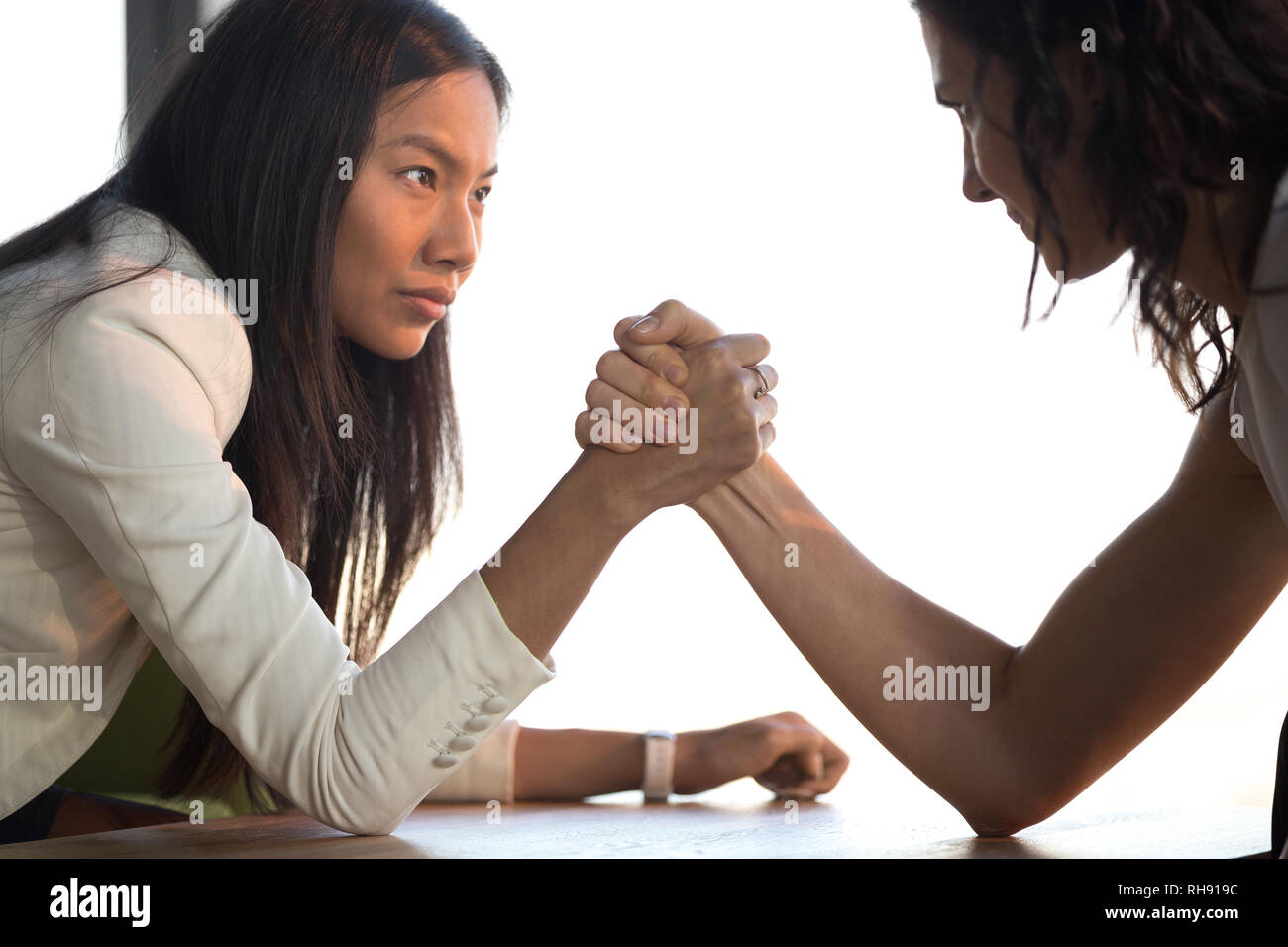 Arm wrestling girls -Fotos und -Bildmaterial in hoher Auflösung – Alamy