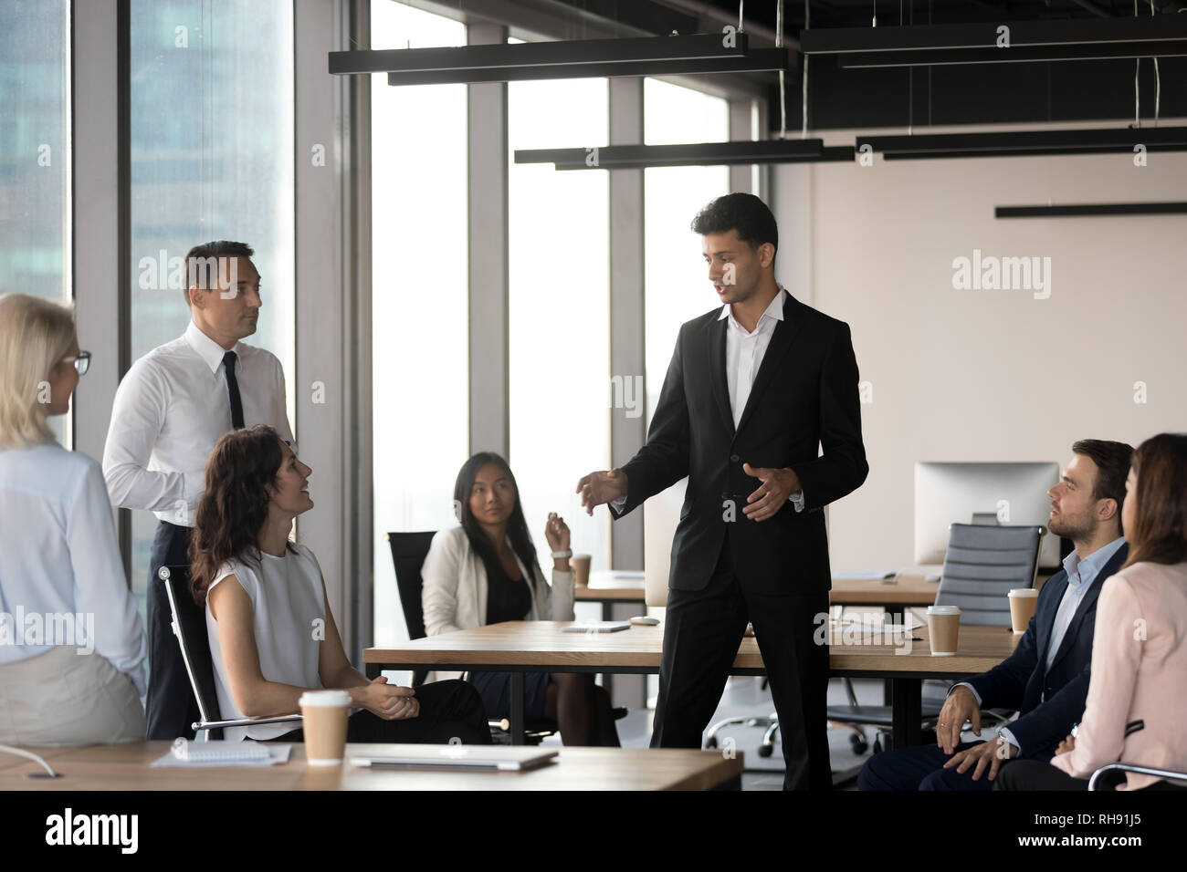 Arabisch team leader im Gespräch mit verschiedenen Geschäftsleute in der Sitzung Stockfoto