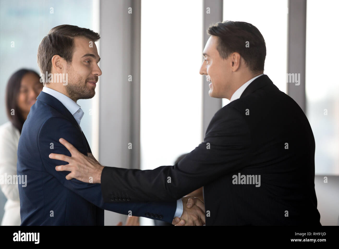 Executive Manager handshaking männliche Mitarbeiter motivieren Mitarbeiter fördern Stockfoto