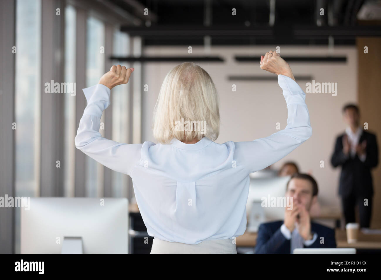 Ansicht von hinten an der mittleren Alters, Geschäftsfrau, Hände feiert Erfolg Stockfoto