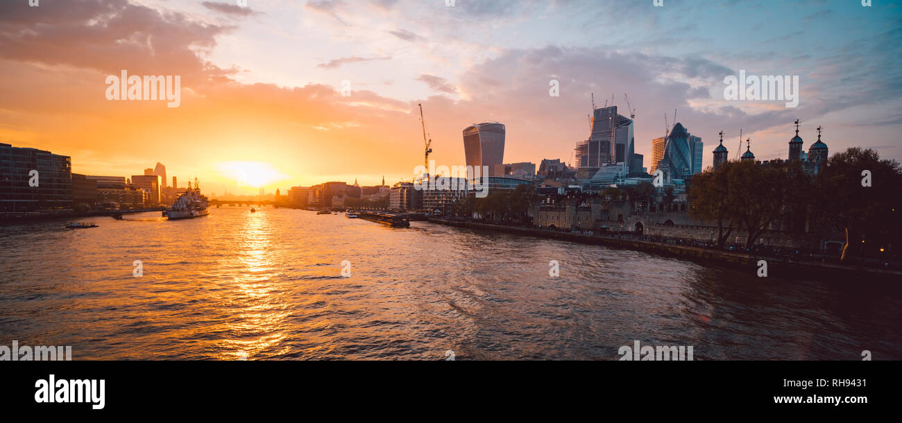 Sonnenuntergang über die Themse in London. Stockfoto