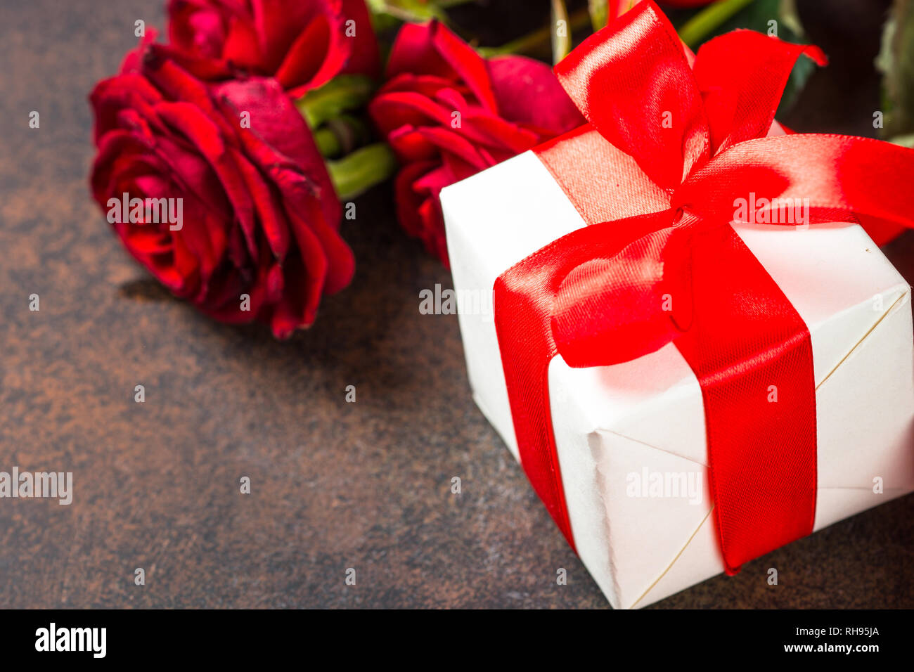Rote Rosen Blume Und Geschenk Box Auf Dunklen Tisch Aus Stein