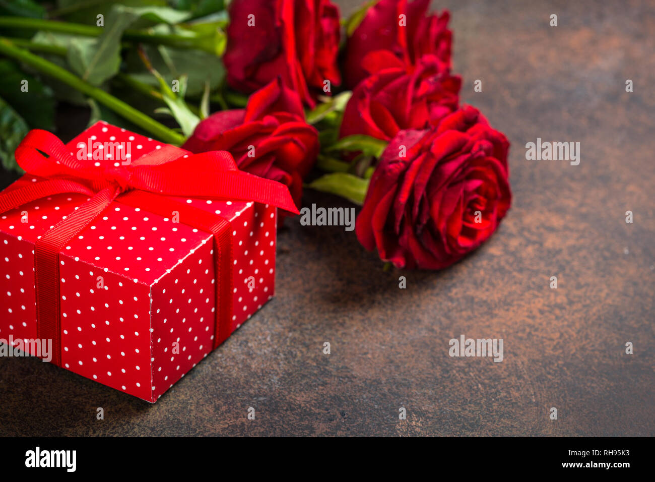 Rote Rosen Blume Und Geschenk Box Auf Dunklen Tisch Aus Stein