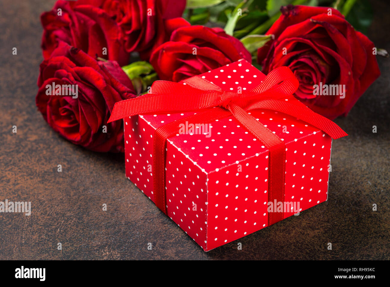 Rote Rosen Blume Und Geschenk Box Auf Dunklen Tisch Aus Stein