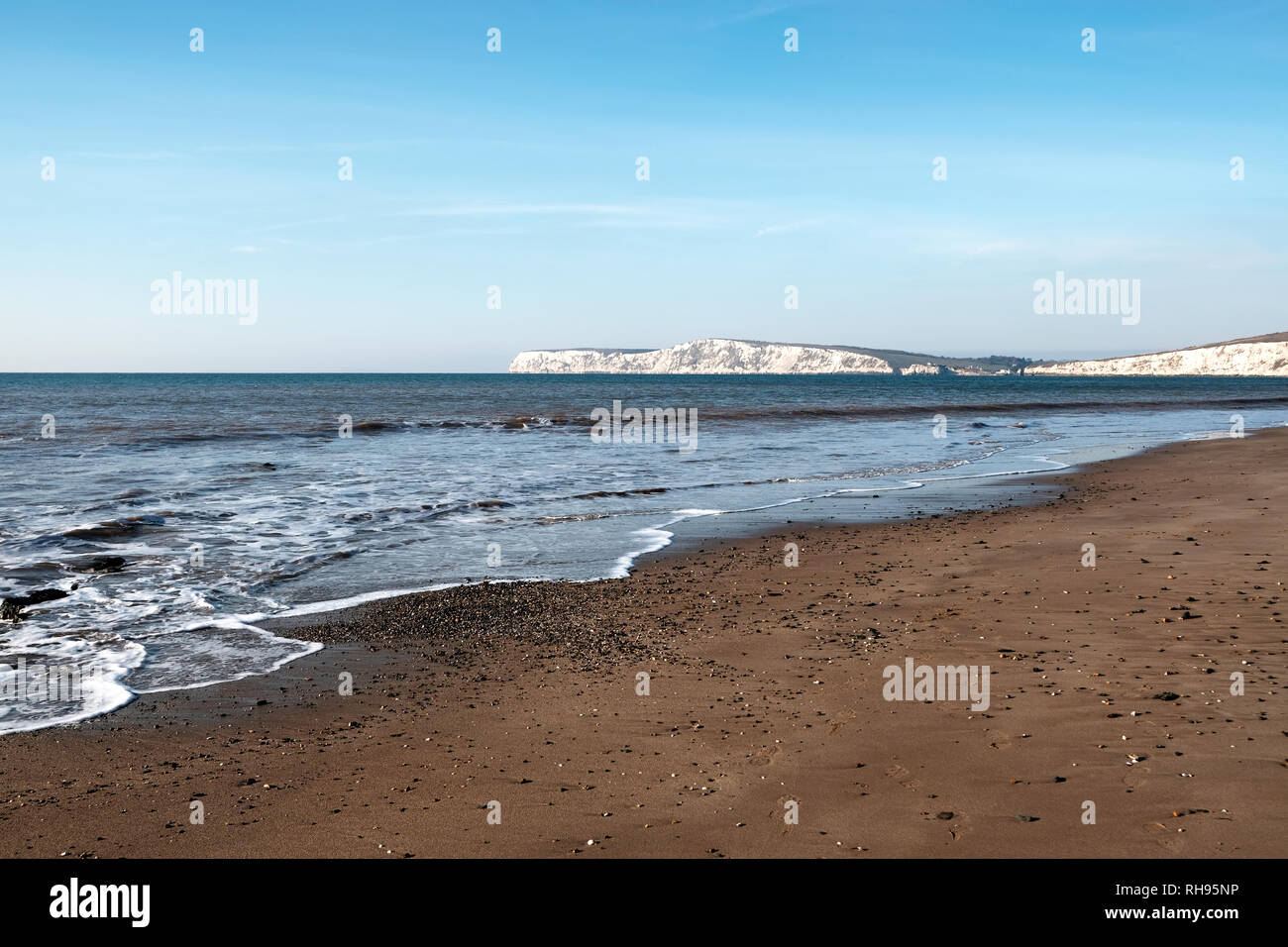 Blick Richtung Tennyson Down Kreidefelsen von Compton Strand, Compton Bay, Compton, Isle of Wight, England, UK. Stockfoto