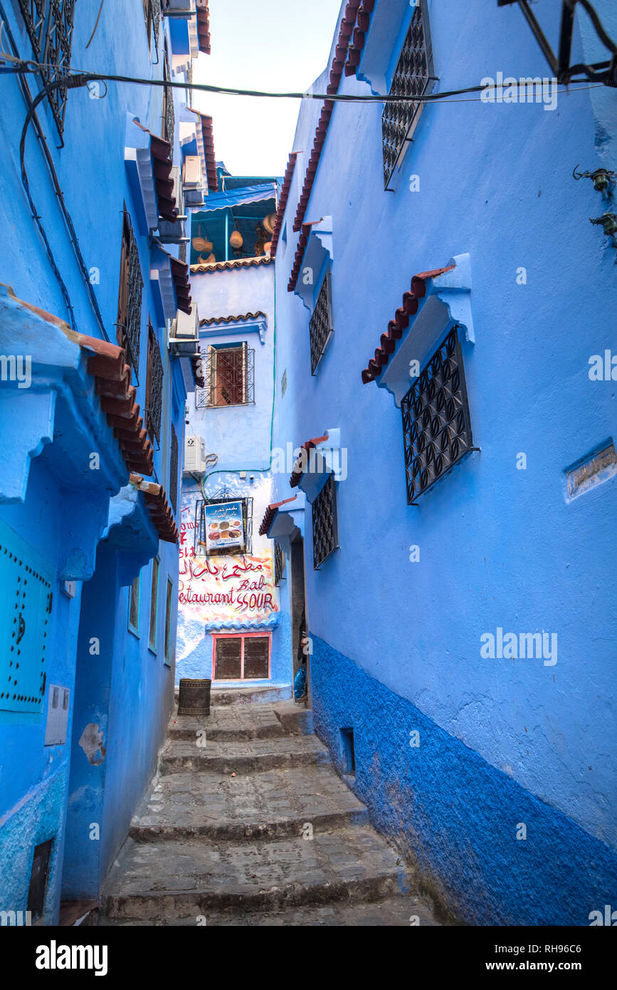 Schone Aussicht Auf Die Blaue Stadt In Der Medina Traditionelle Marokkanische Architektonischen Details Und Bemalten Hauser In Tanger Marokko Strasse Mit Tur Stockfotografie Alamy