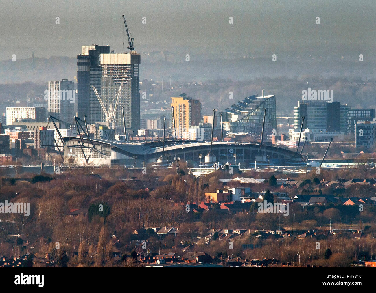 Die Etihad Stadium, die Heimat von Manchester City FC gesehen wird durch Bauarbeiten umgeben Stockfoto