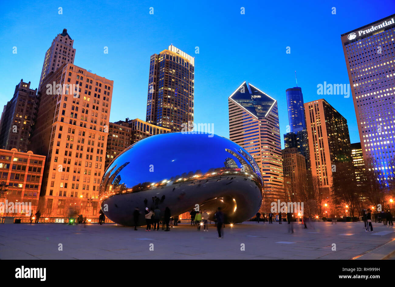 Die nacht Blick auf Cloud Gate aka die Bohne von Mikhail britische Künstler Anish Kapoor in AT&T Park in Millennium Park. Chicago Illinois USA. Stockfoto