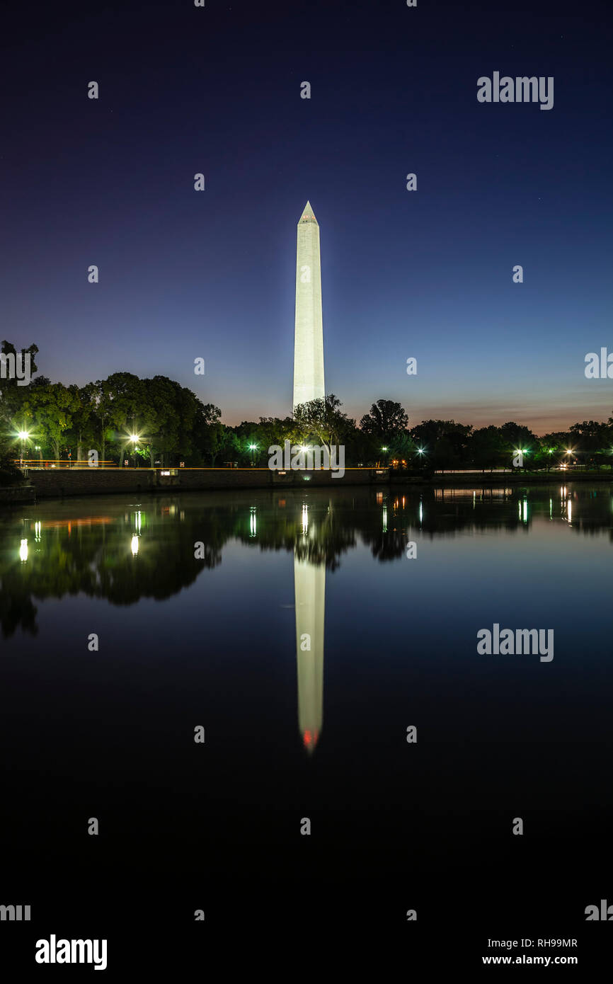 Washington Monument spiegelt sich auf Tidal Basin, Washington, District of Columbia USA Stockfoto