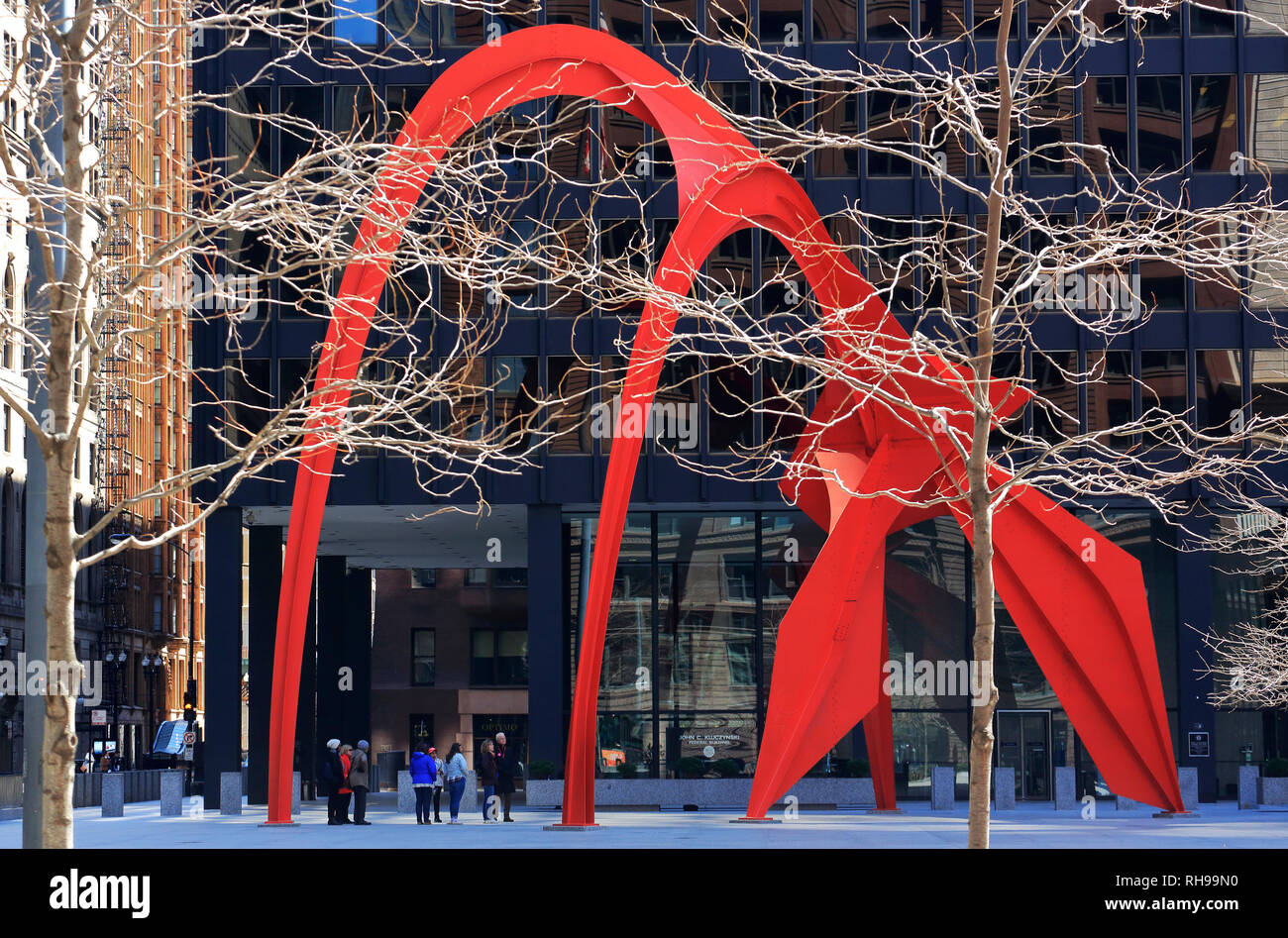 Roter stahl Skulptur Flamingo (1974) byAlexander Calder in Federal Center Plaza in der Innenstadt von Chicago, Illinois/USA. Stockfoto