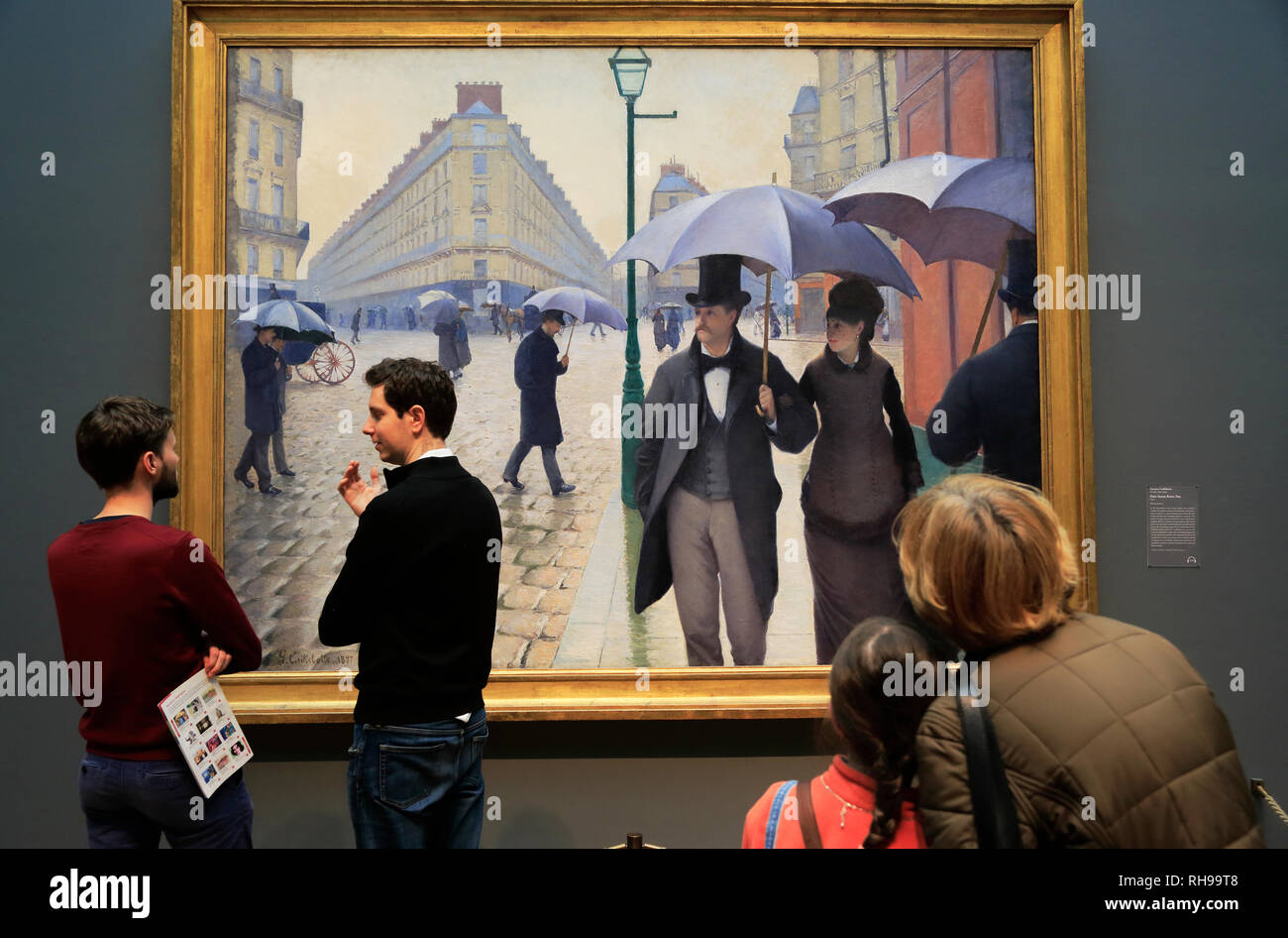 Besucher genießen die 'Paris Street; regnerischen Tag' (Rue de Paris, temps de pluie) von Gustave Caillebotte in der Kunst Institut von Chicago. Chicago Illinois USA. Stockfoto