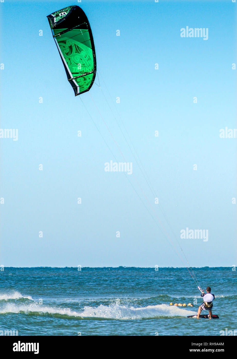 Ein Mann kitesurfs mit an​ F-One Delta C-förmigen Bandit sechs Drachen, 18. Oktober 2015, in Dauphin Island, Alabama. Stockfoto