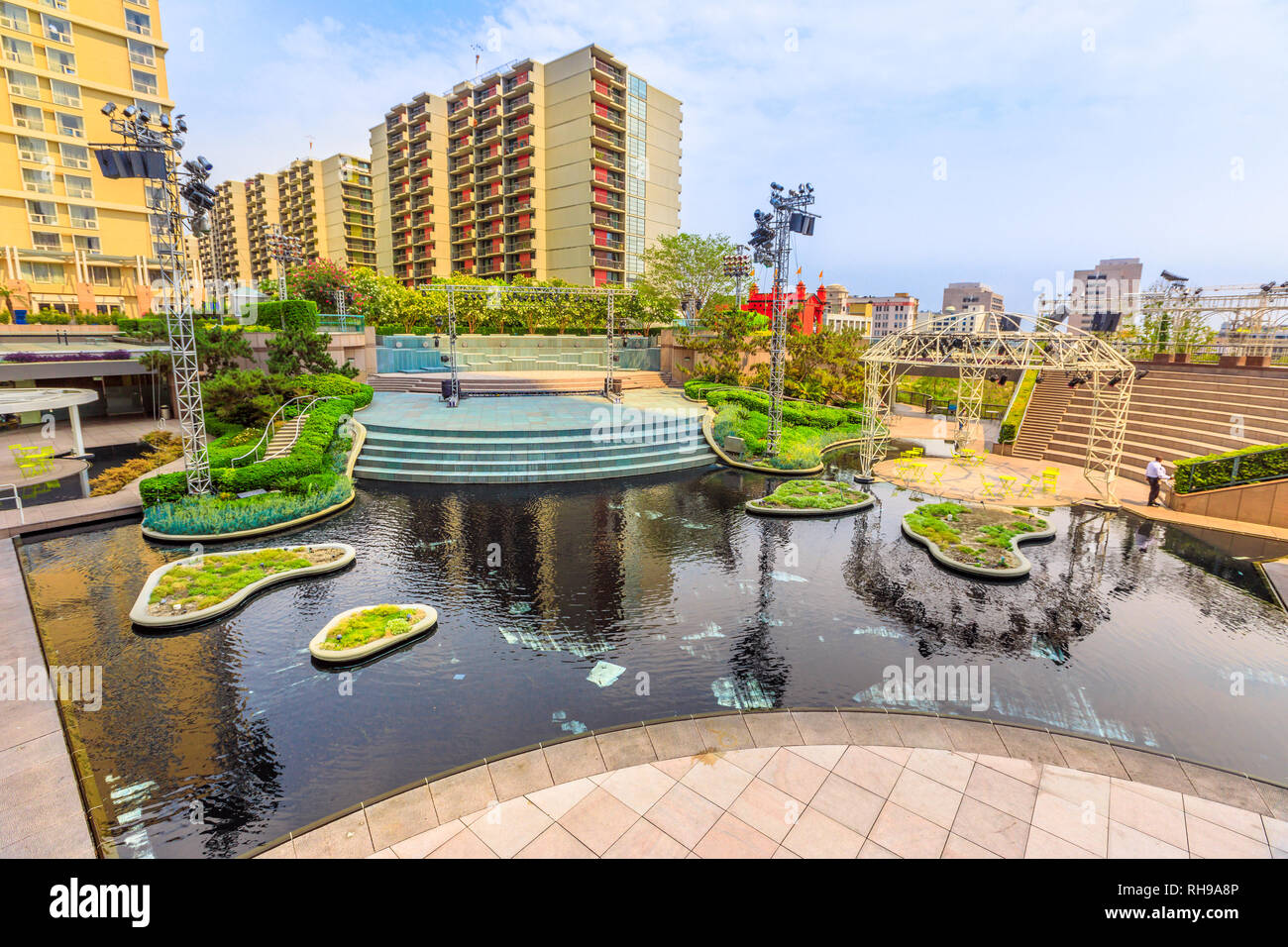 Los Angeles, Kalifornien, Vereinigte Staaten - 9 August, 2018: Brunnen und Teich von Eins und Zwei California Plaza, Wolkenkratzer von California Plaza Projekt Stockfoto