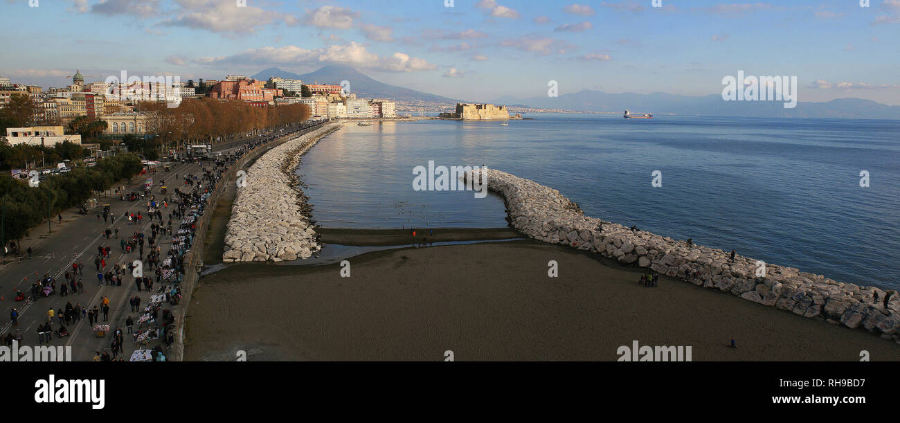 Landschaft der Küste von Neapel mit Blick aufs Meer und den Vesuv Stockfoto