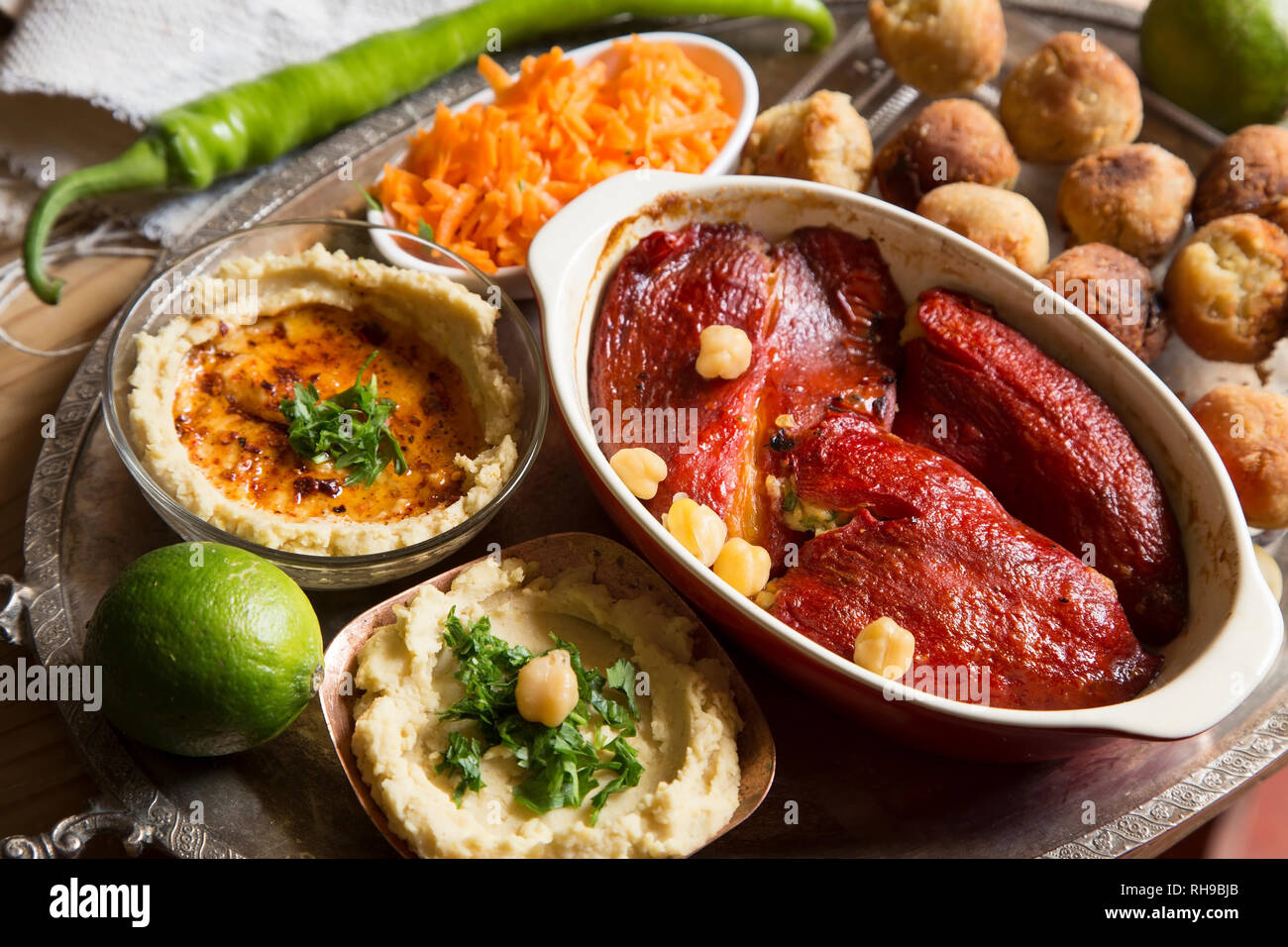 Vegetarische Mahlzeit mit Hummus, Falafel, geröstete Paprika Stockfoto