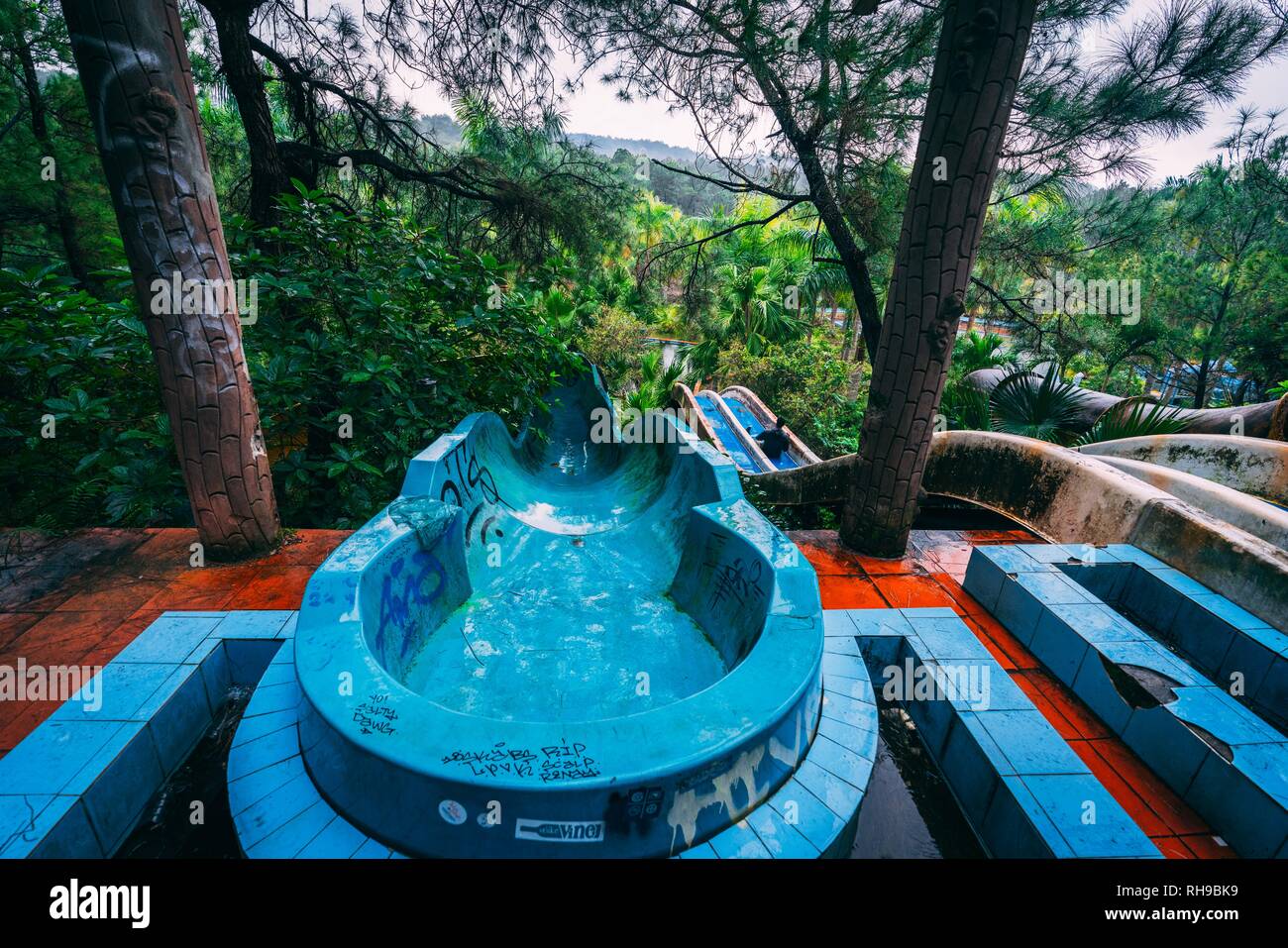 Dunkle Tourismus Attraktion Ho Thuy Tien aufgegeben Waterpark, in der Nähe von Hue City, Central Vietnam, Südostasien Stockfoto