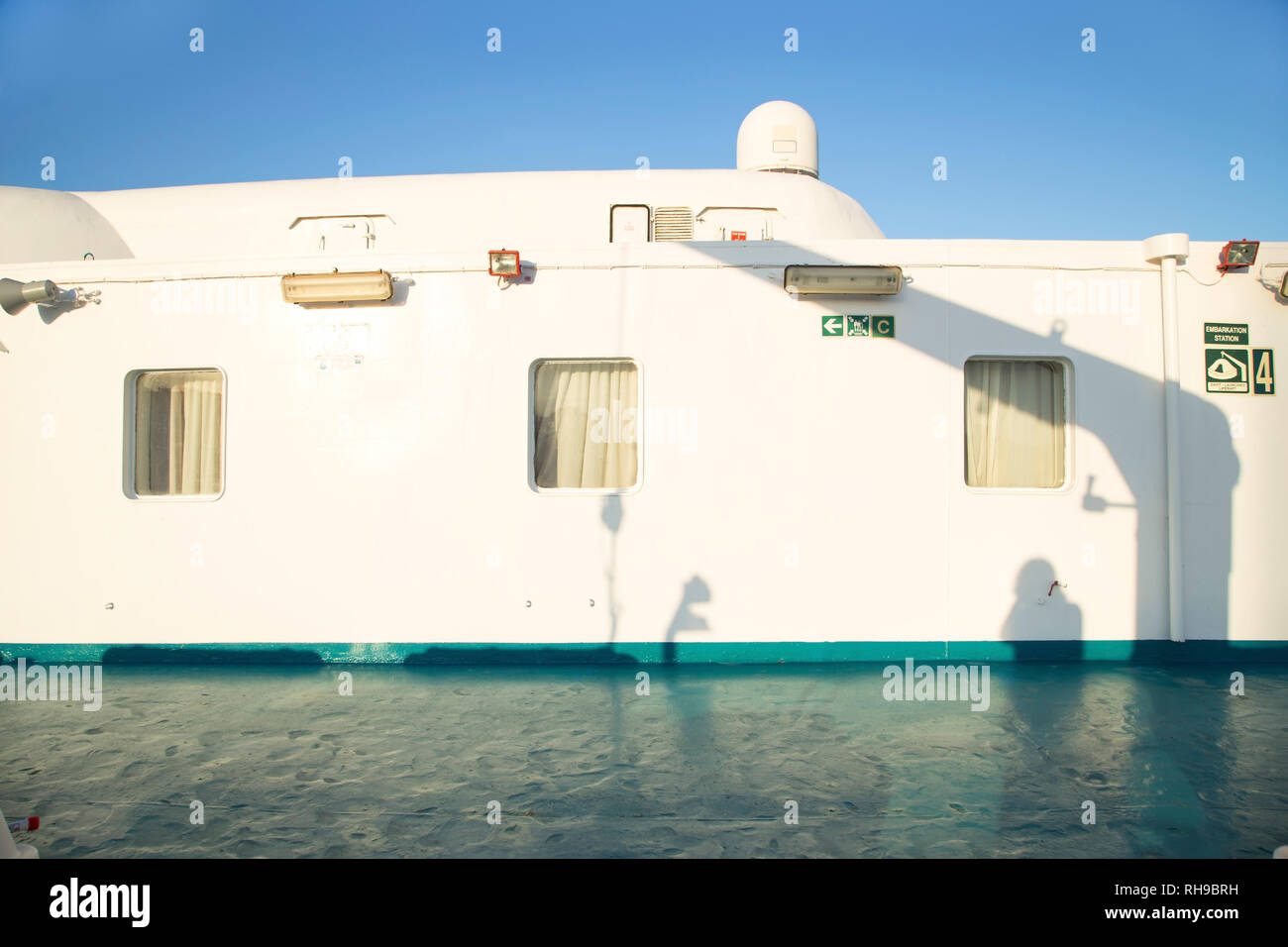 Auf einem Katamaran Schiff Deck Stockfoto