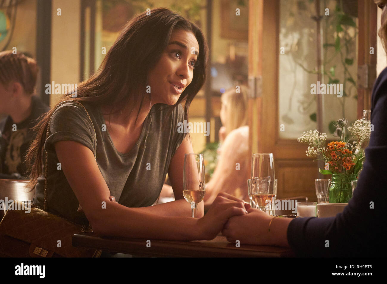 Shay Mitchell, "Du" (2018) Foto: Netflix / Die Hollywood Archiv Stockfoto