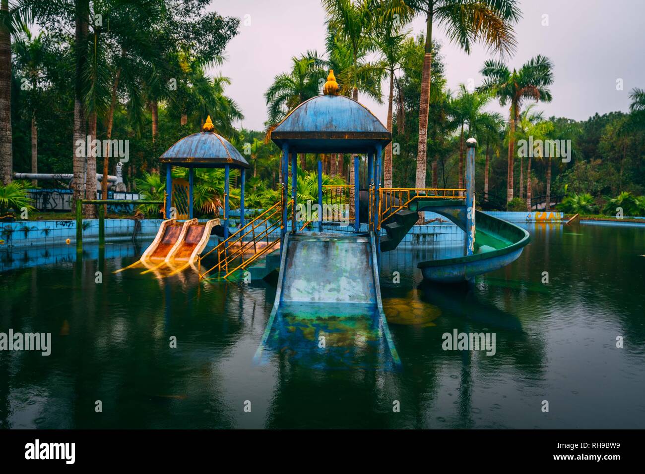 Dunkle Tourismus Attraktion Ho Thuy Tien aufgegeben Waterpark, in der Nähe von Hue City, Central Vietnam, Südostasien Stockfoto