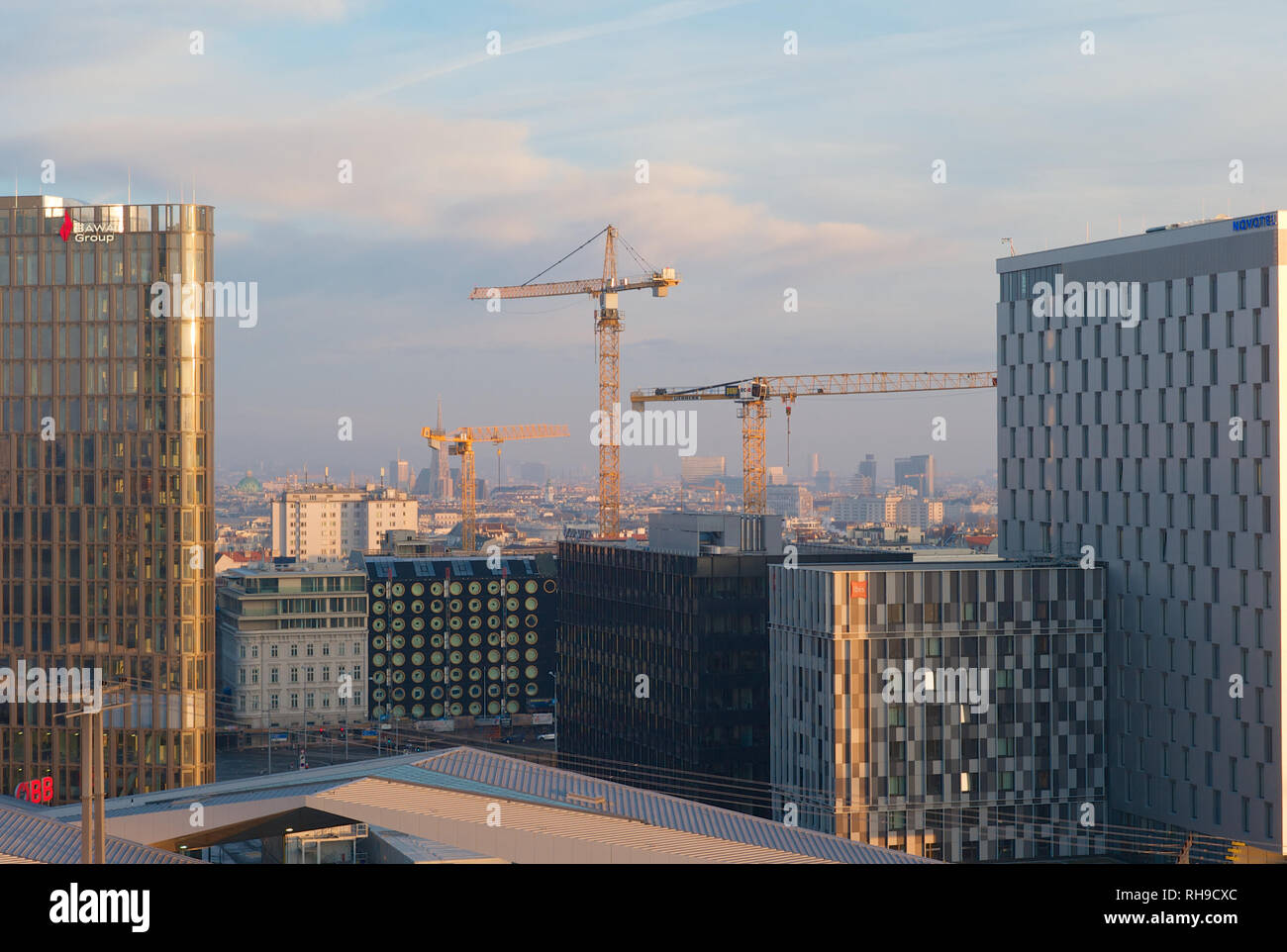 Baukräne und die berühmte Skyline von Wien, Österreich, am Morgen Stockfoto