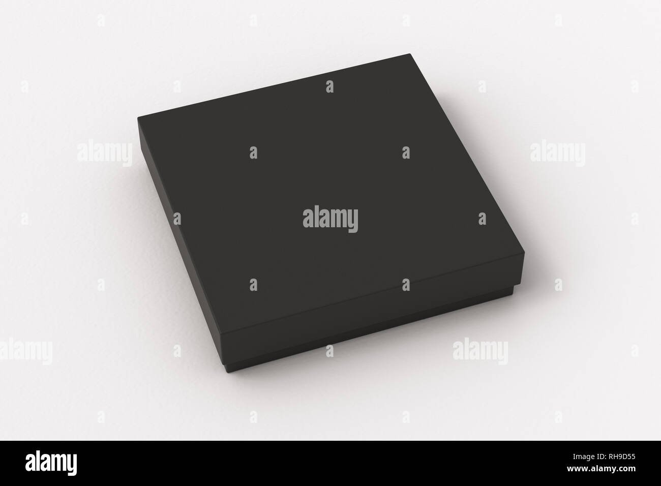 Leere schwarze quadratische flache Geschenkschachtel auf weißem Hintergrund. Mit Beschneidungspfad um den Rahmen. Stockfoto