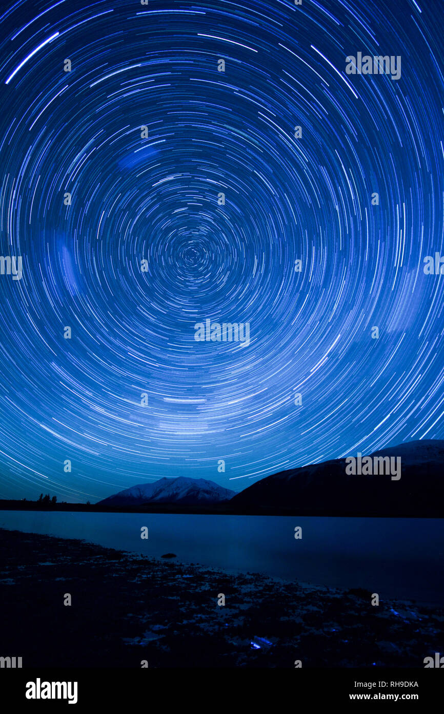 Startet rund um den südlichen Himmelspol drehen, wie in der dunklen Nacht Himmel einer Winternacht in Lake Coleridge, Neuseeland gesehen Stockfoto