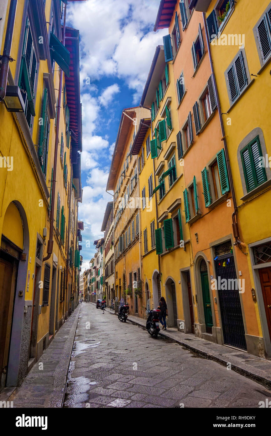 Straßen von Florenz mit Motorrädern an einem sonnigen Tag Stockfoto