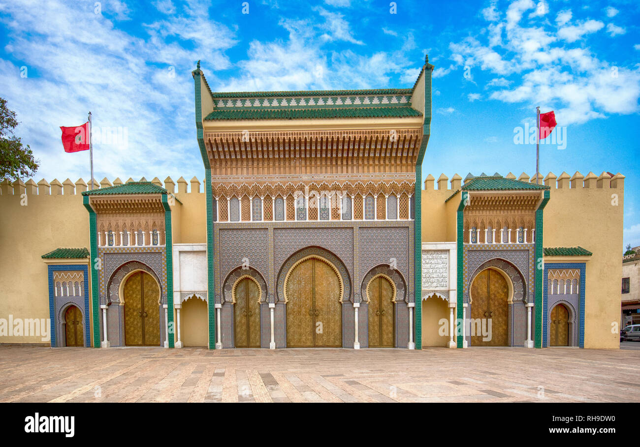 Wunderschöne Aussicht auf Bab Majzen Tür der reich verzierten goldenen Metall an den Toren zu den Königlichen Palast in Fes, Marokko (FES). Geometrische verziert Stockfoto