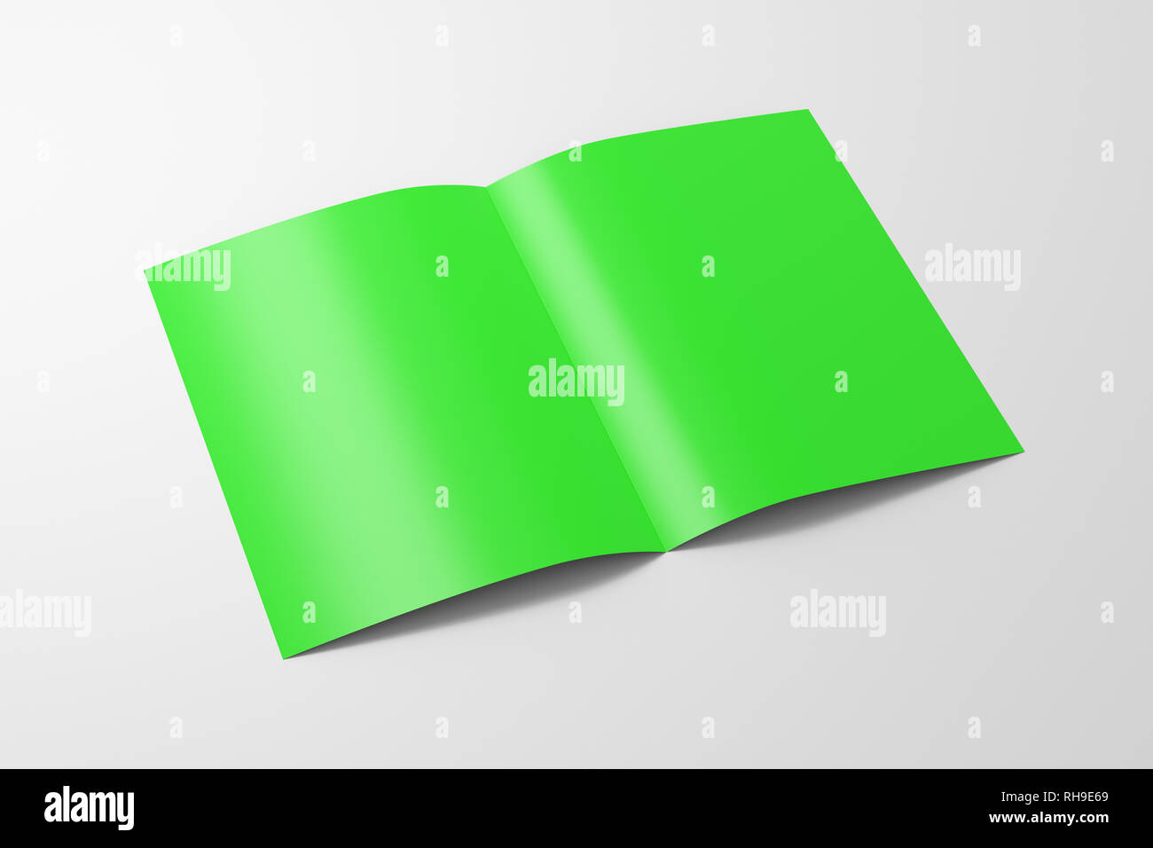 Leere grüne Hälfte gefalzt Flyer Broschüre auf weißem Hintergrund. Mit Beschneidungspfad um Broschüre. 3D-Darstellung Stockfoto