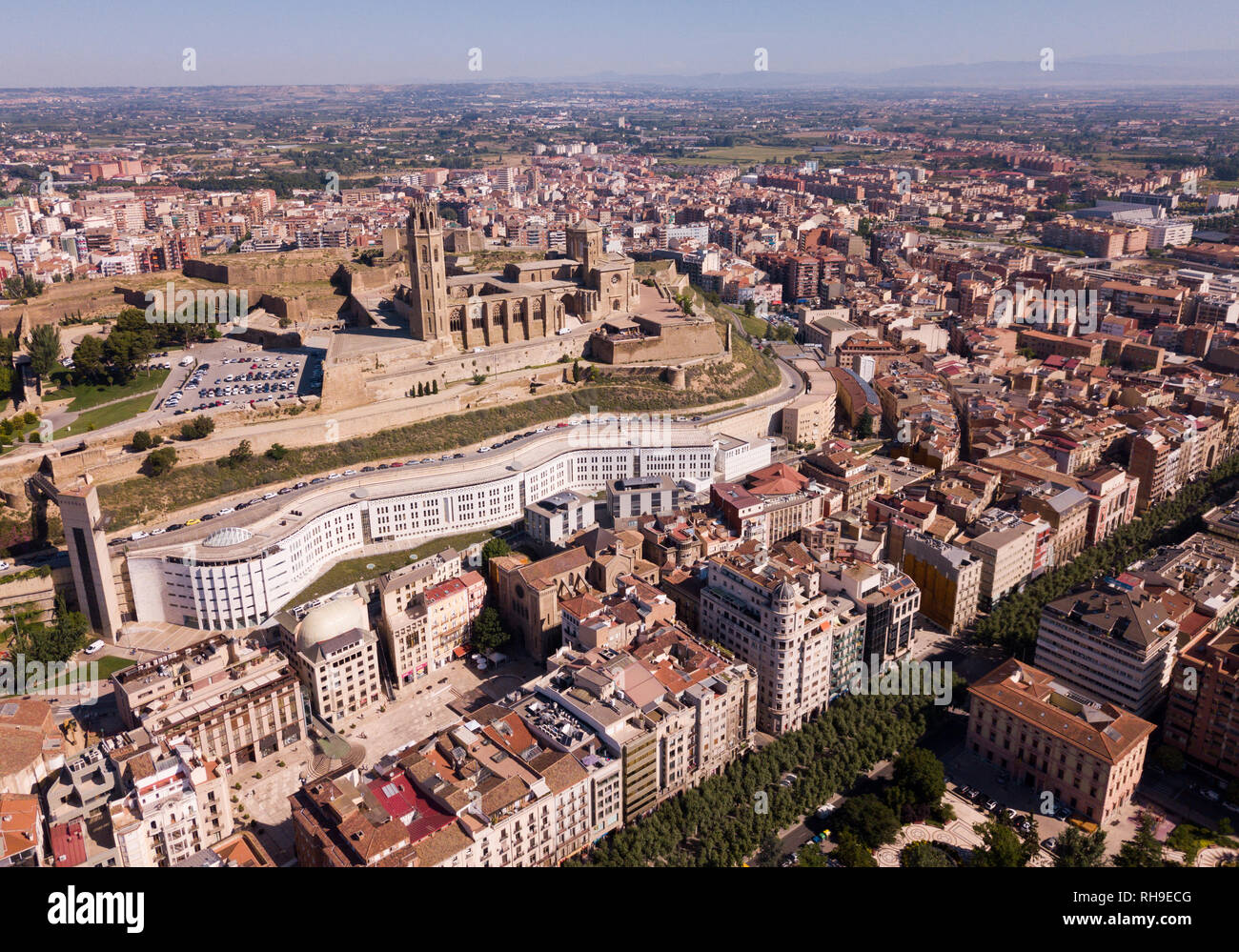 Panoramablick vom Dröhnen der katalanischen Stadt Lleida mit mittelalterlichen Kathedrale St. Maria von La Seu Vella Stockfoto