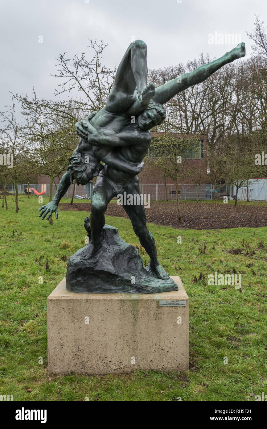 Ringer/Worstelaars Bronze Skulptur von Jef Lambeaux 1895 im Park Middelheim Museum in Antwerpen, Belgien Stockfoto