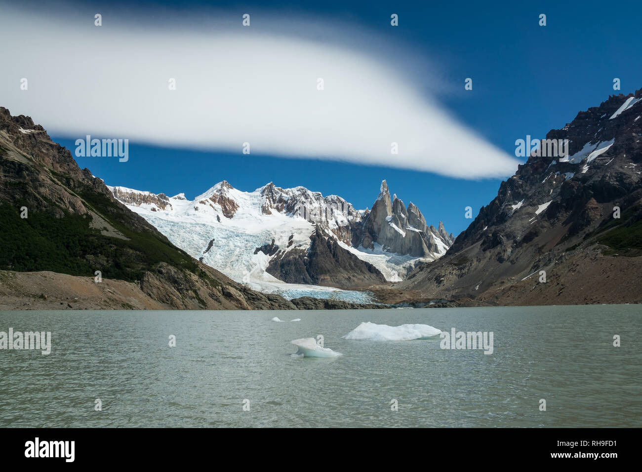 Cerro Torre mit Eisbergen in Laguna Torre, El Chalten Stockfoto