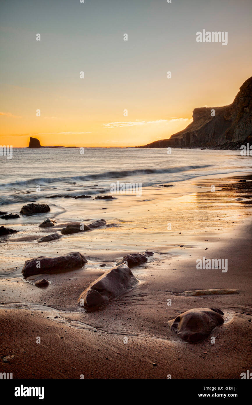 Strand bei Saltwick Bay, North Yorkshire Stockfoto
