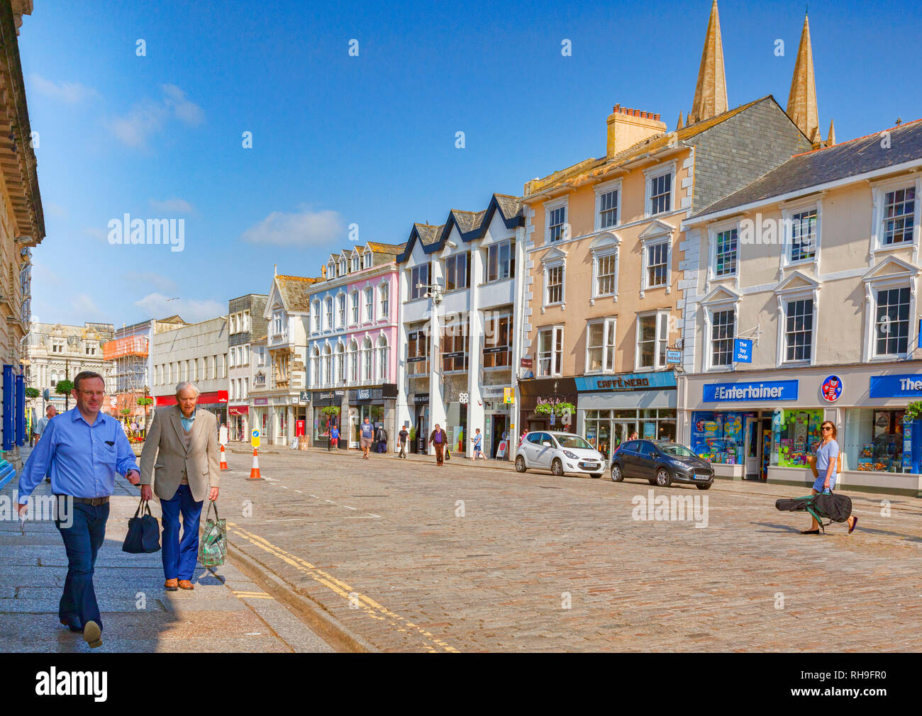 12. Juni 2018: Truro, Cornwall, UK-Geschäfte und Menschen in Boscawen Street, Truro Stockfoto
