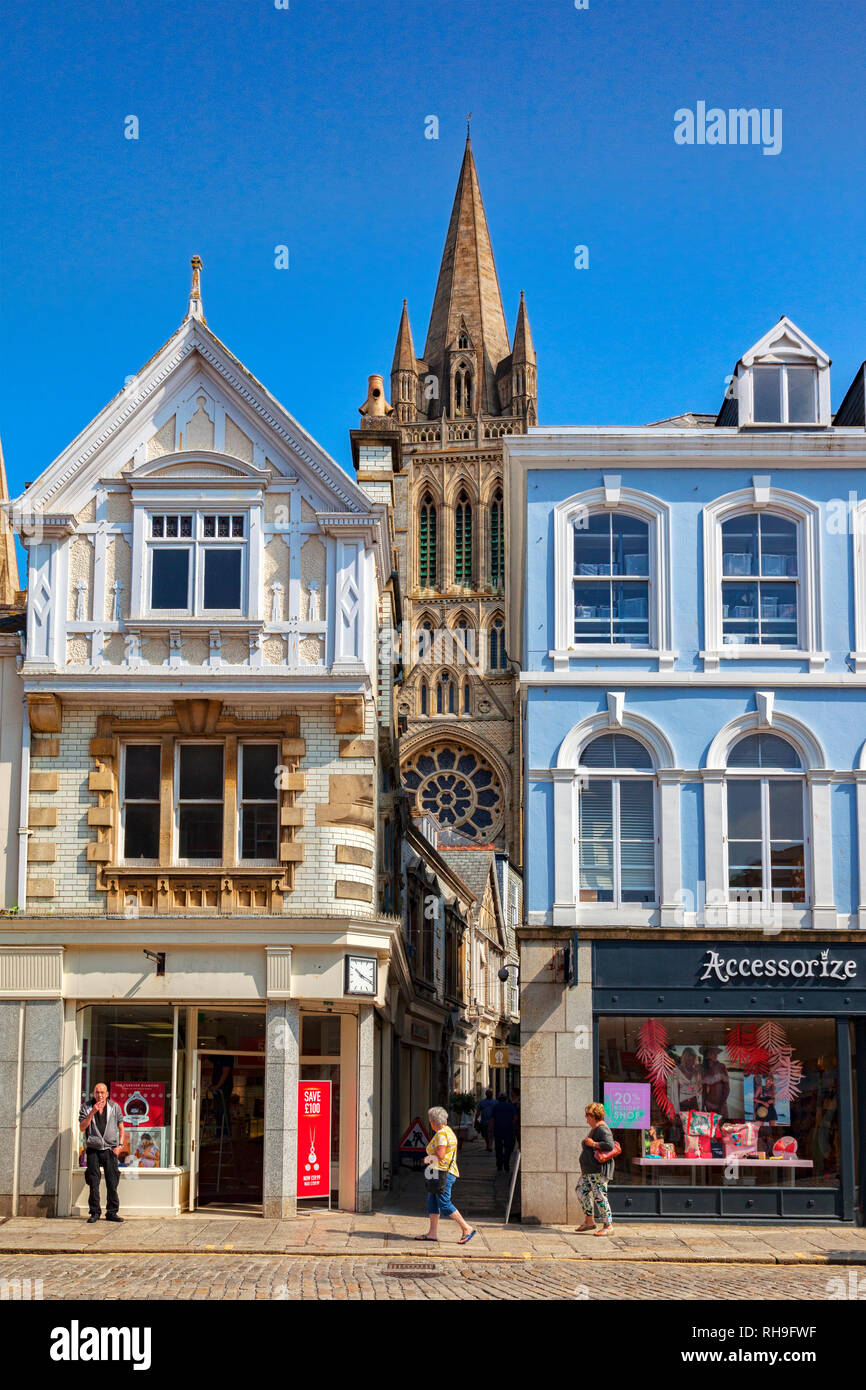 12. Juni 2018: Truro, Cornwall, UK-Geschäfte und Menschen in Boscawen Street, mit Blick auf den Dom. Stockfoto