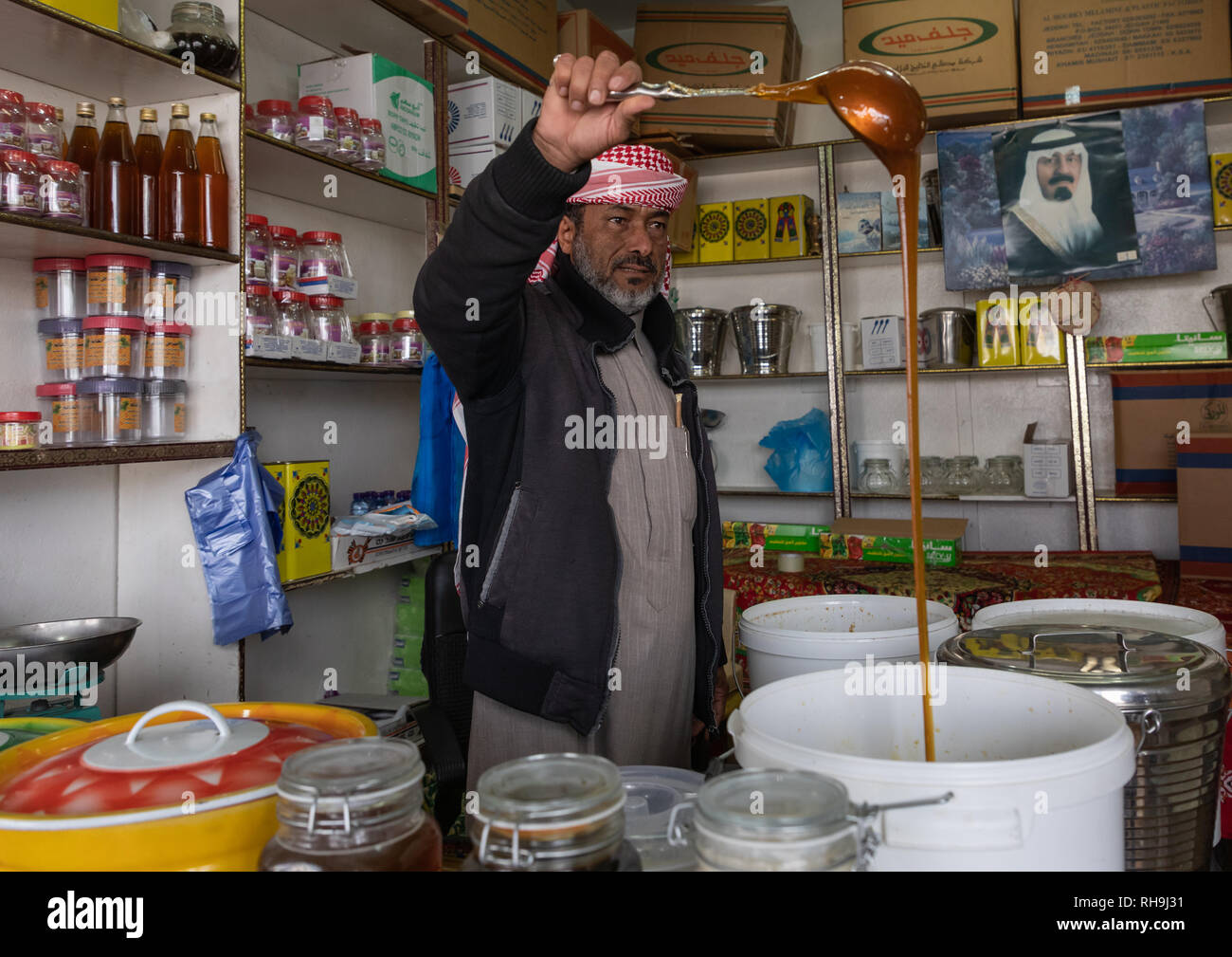 Saudi mann Verkauf von Honig in einem Shop, Asir Provinz Abha, Saudi-Arabien Stockfoto