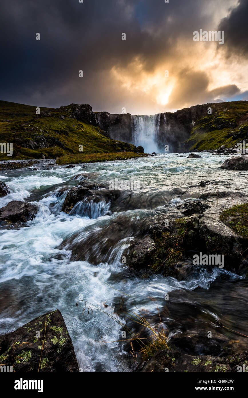 Eine der kultigsten entfernt kleineren und weniger bekannten Wasserfälle Islands Stockfoto