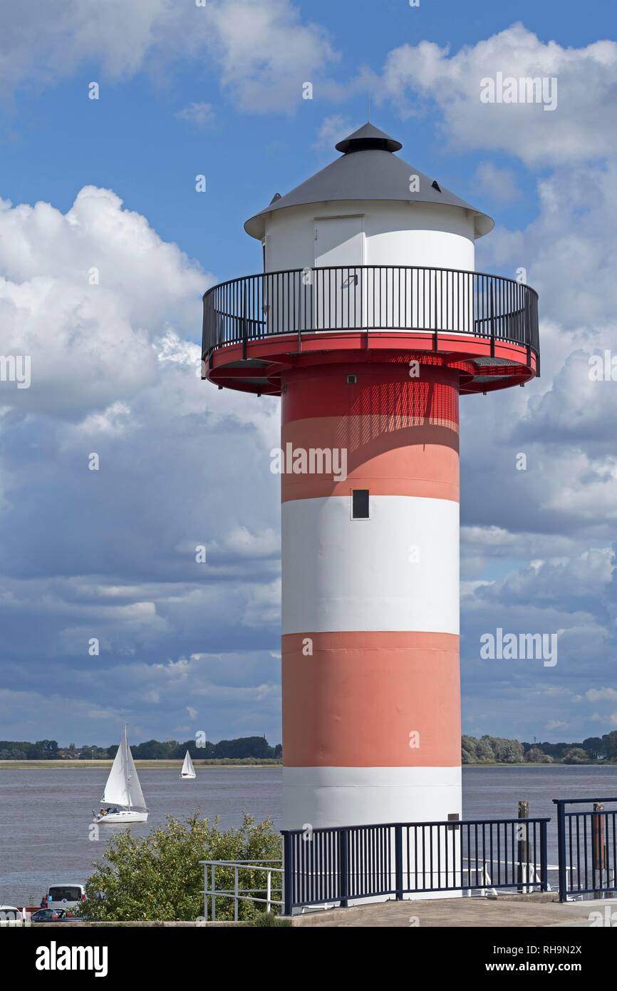 Leuchtturm, grüner Deich, Altes Land, Niedersachsen, Deutschland Stockfoto