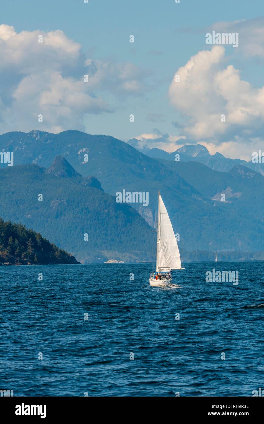Segelboot auf das Meer, Howe Sound, in der Nähe von Vancouver, British Columbia, Kanada Stockfoto