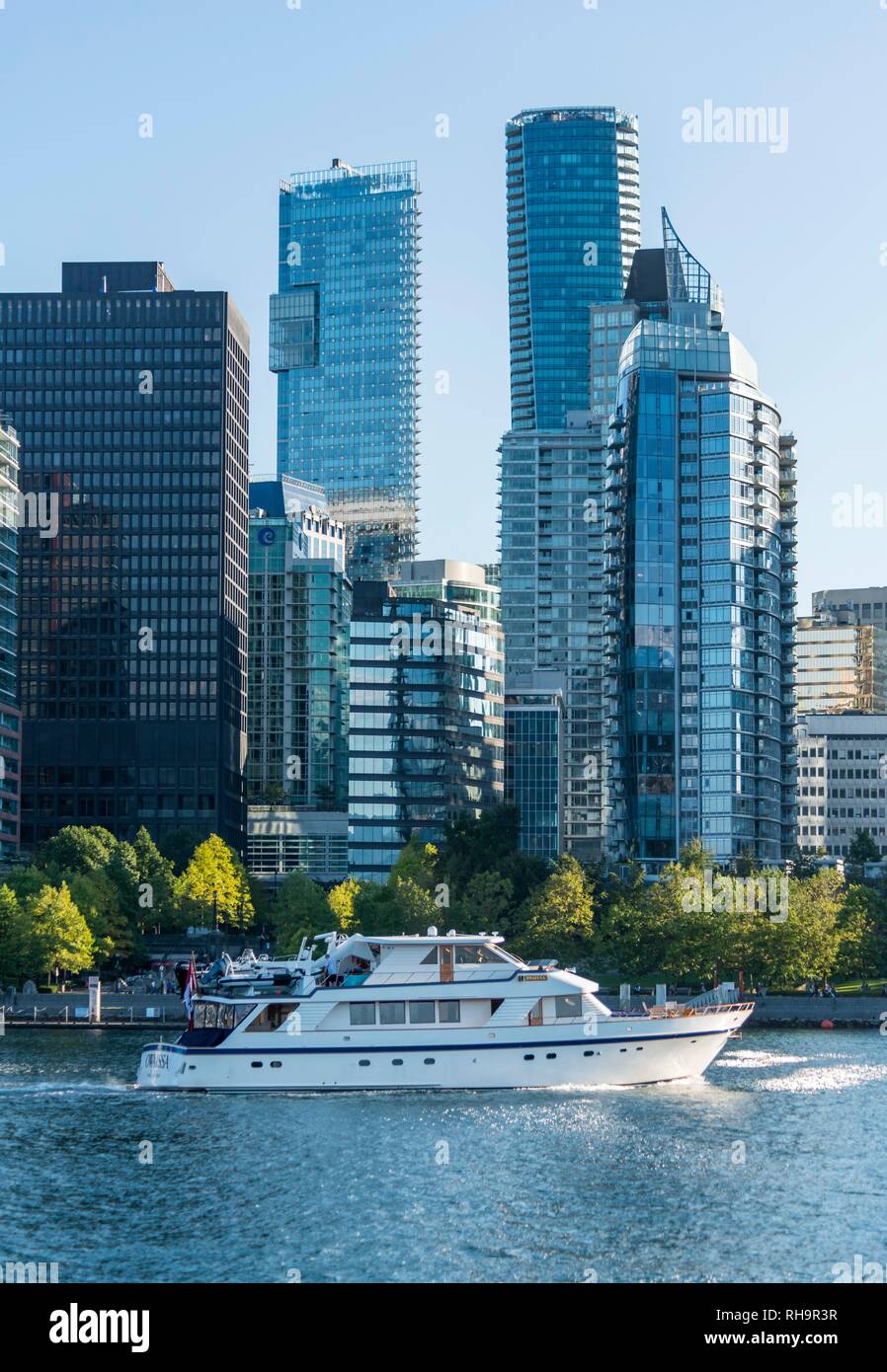 Yacht vor der Wolkenkratzer, Coal Harbour, Vancouver, British Columbia, Kanada Stockfoto