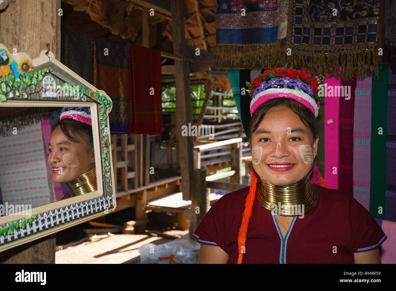 Junge Frau mit Halsring, Stamm der lange Hals Karen, Huay Pu Keng, Mae Hong Son, Thailand Stockfoto
