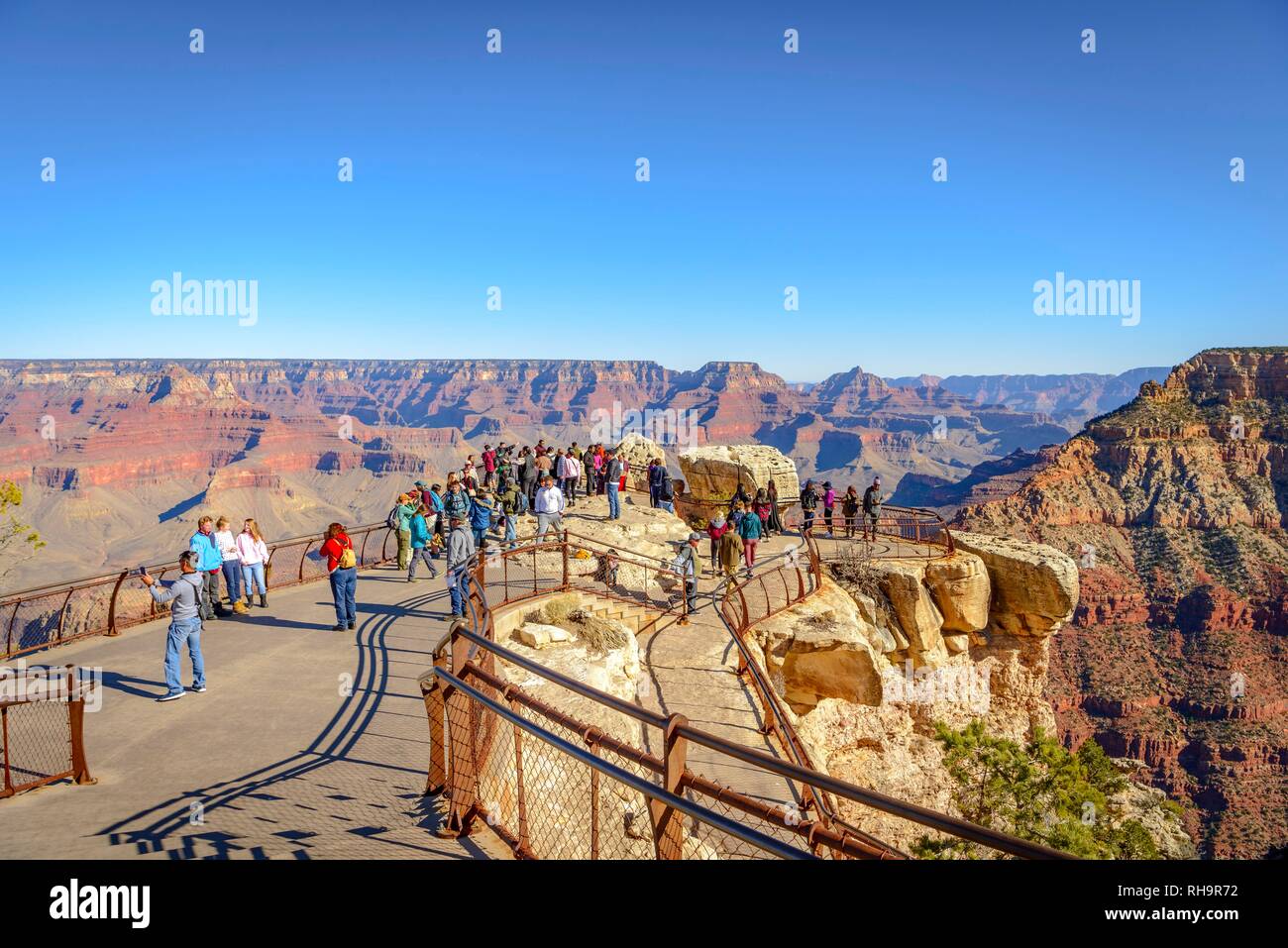 Aussichtspunkt Mather Point mit Besucher, Touristen, erodiert felsige Landschaft, South Rim, Grand Canyon National Park, Arizona, USA Stockfoto