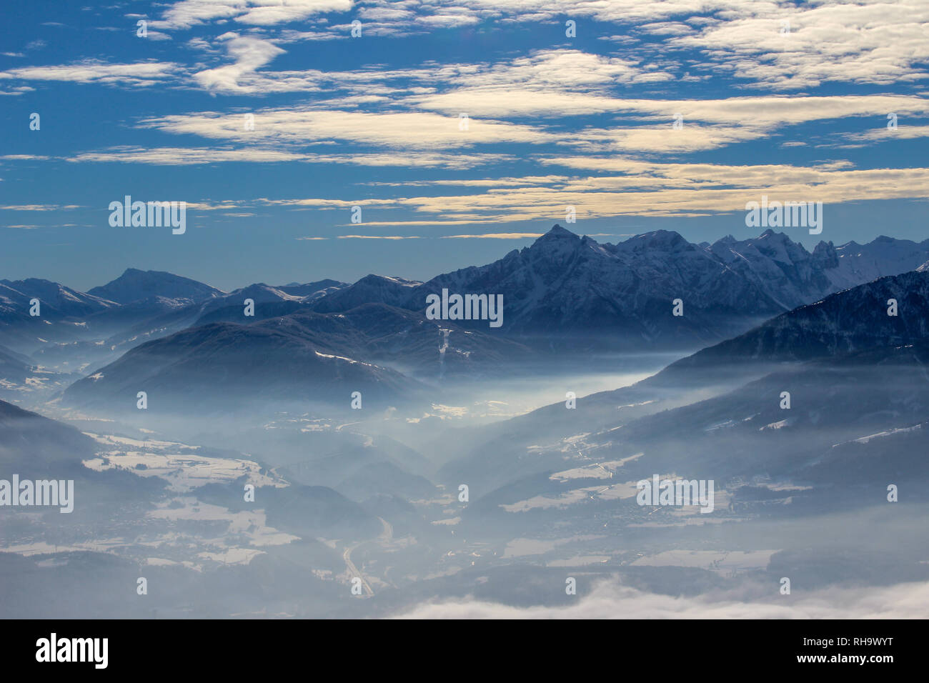Panorama von Innsbruck und die Alpen im Winter mit cirrostratus Wolken Stockfoto