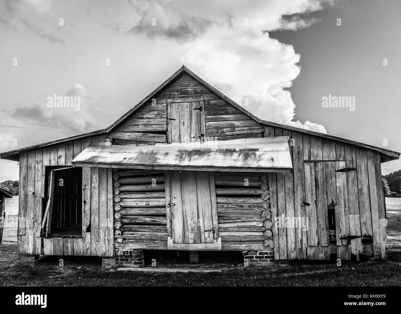 Schwarz-weiß Bild von alten Mais Krippe Stall im Schloss Windsor Park in Smithfield, Virginia Stockfoto