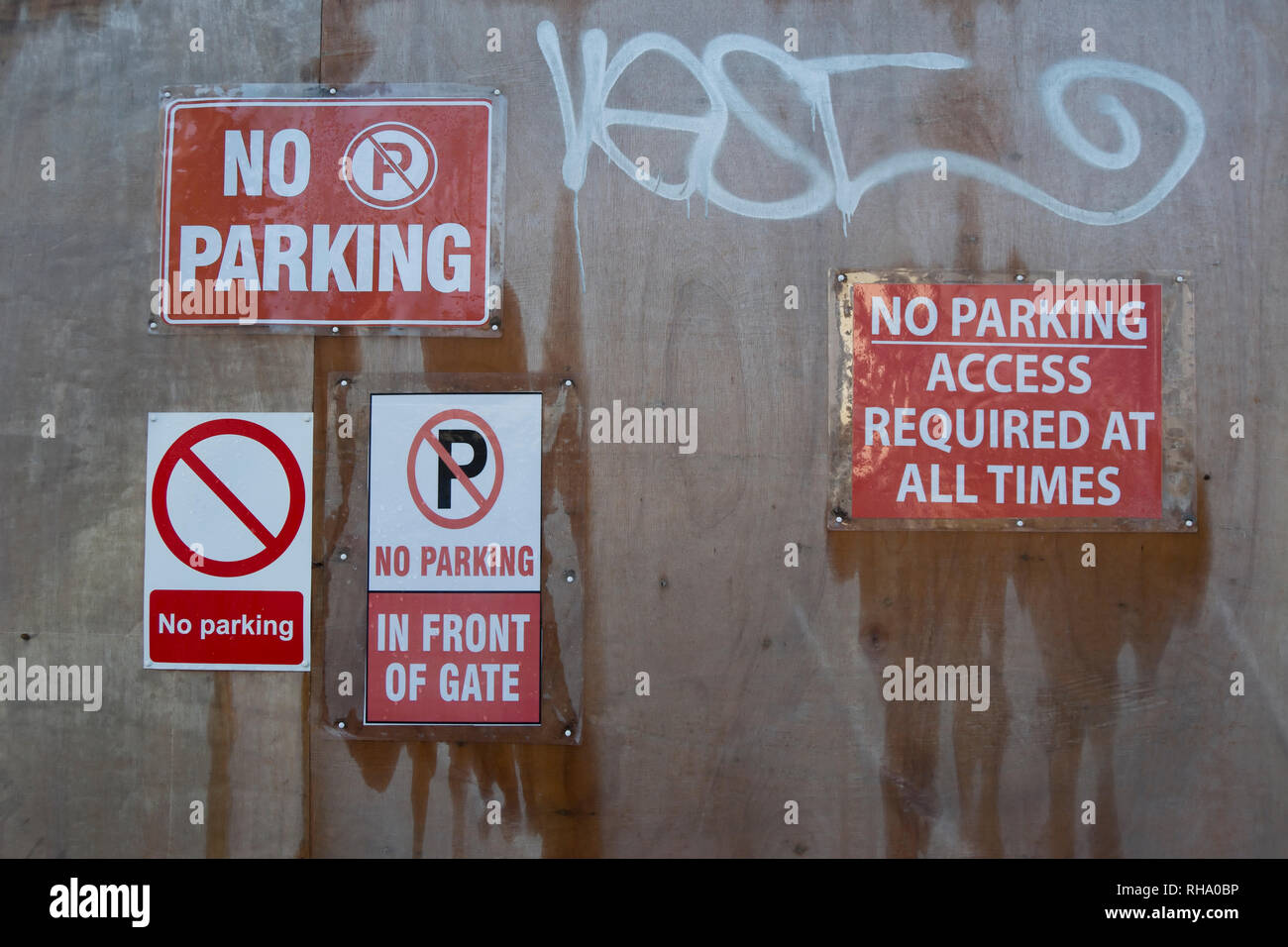 Keine Parkplätze Zeichen an der Wand im East Dulwich, London, England Stockfoto