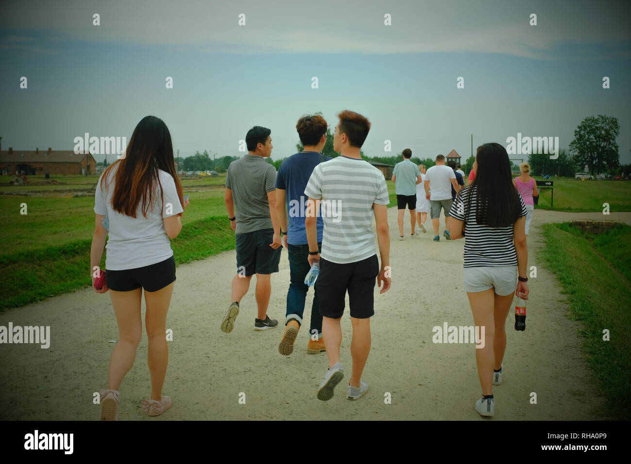 Chinesische Studenten auf einem Rundgang durch Auschwitz im modernen Freizeitkleid Stockfoto