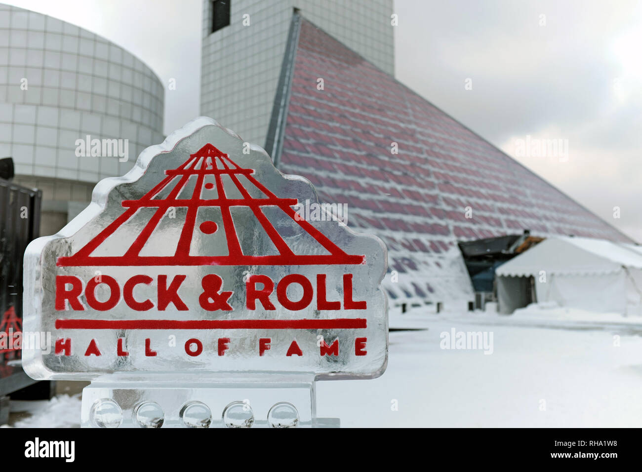 Eine Eisskulptur sitzt außerhalb der Rock and Roll Hall of Fame und Museum in Cleveland, Ohio während der 2019 North Coast Harbor Eis fest. Stockfoto